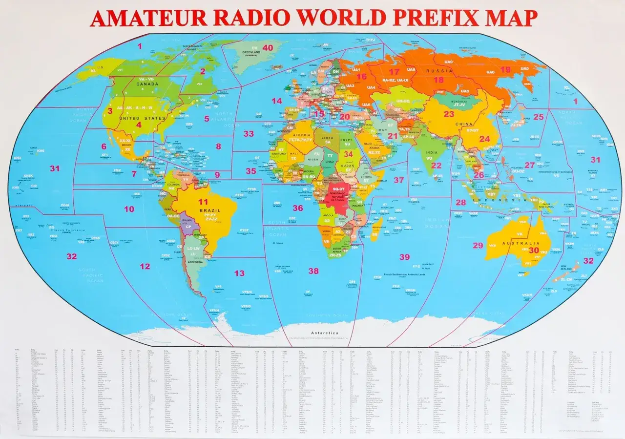 Mapa świata z podziałem na strefy radiowe, pokazująca **tabelę częstotliwości** dla krótkofalowców.