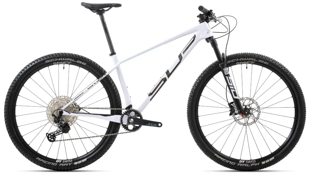Biały rower górski Superior XP 969 z czarnymi detalami, amortyzatorem Rock Shox i oponami Schwalbe.