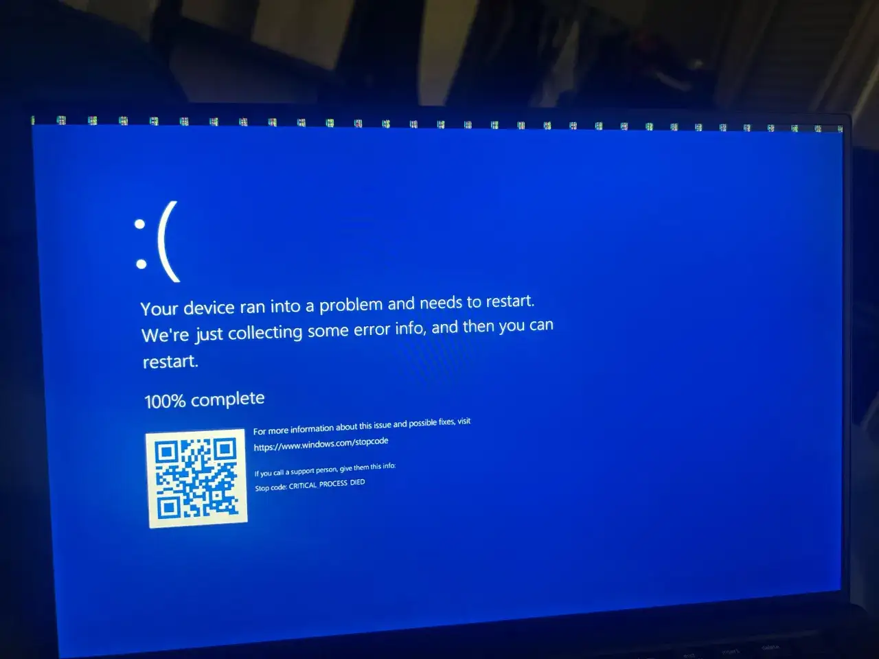 Niebieski ekran śmierci Windows 10 z komunikatem