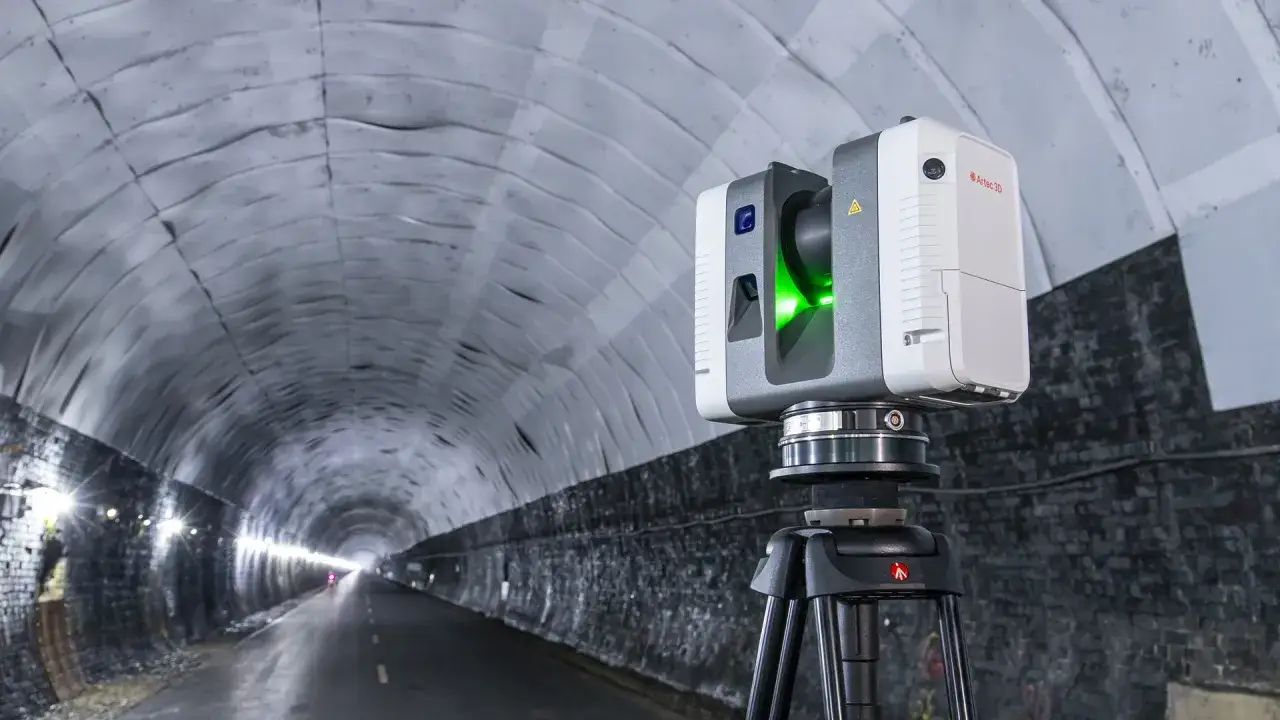 Skaner 3D w tunelu, gotowy do precyzyjnego pomiaru liniowego i tworzenia cyfrowego bliźniaka.