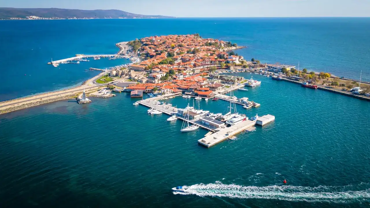 Słoneczny brzeg- Nessebar odległość. Urokliwa starówka na półwyspie, port z jachtami i błękitne morze.