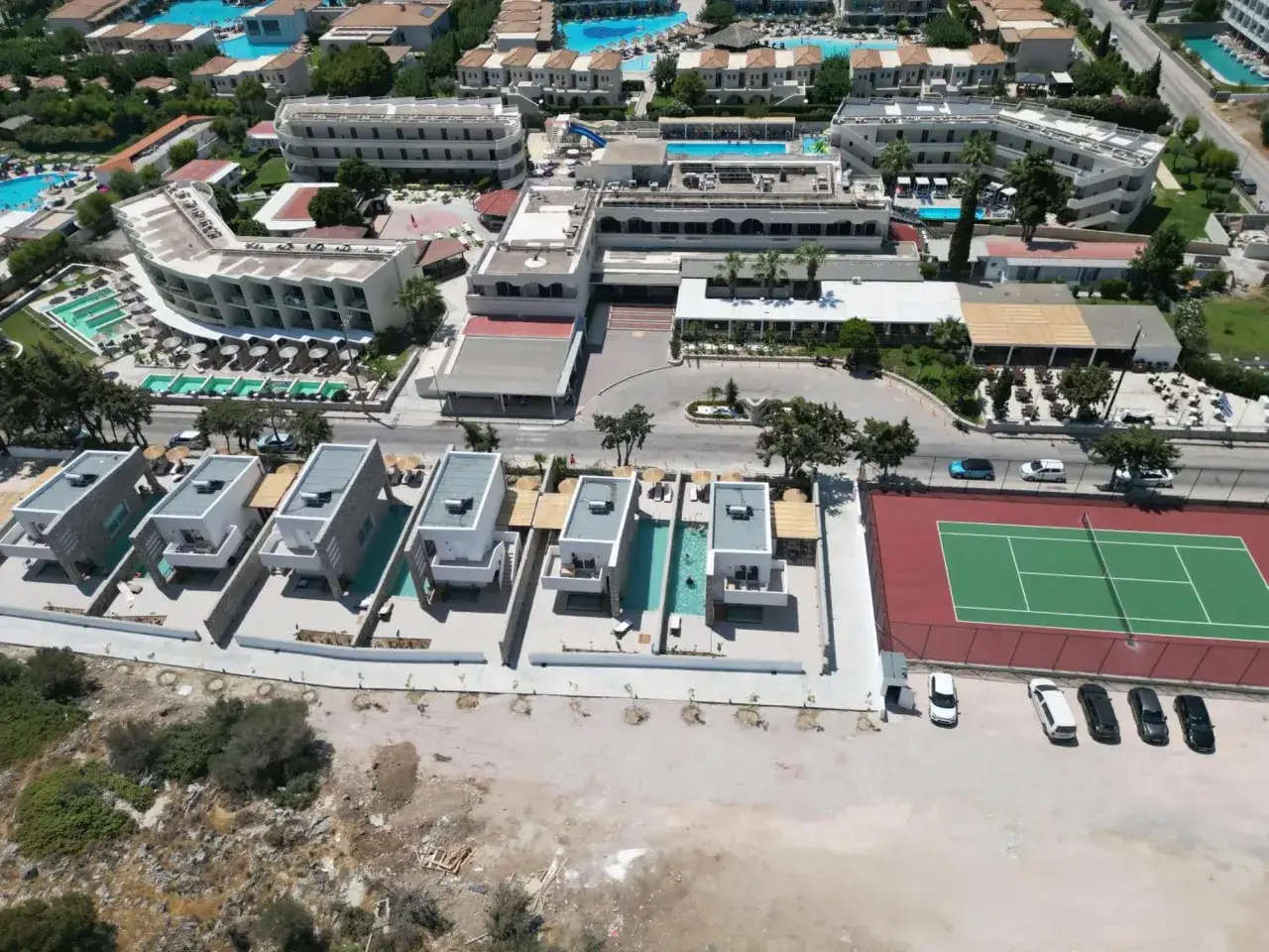 Widok z lotu ptaka na Delfinia Resort, z basenami, kortem tenisowym i willami. Opinie o tym miejscu są zazwyczaj pozytywne.