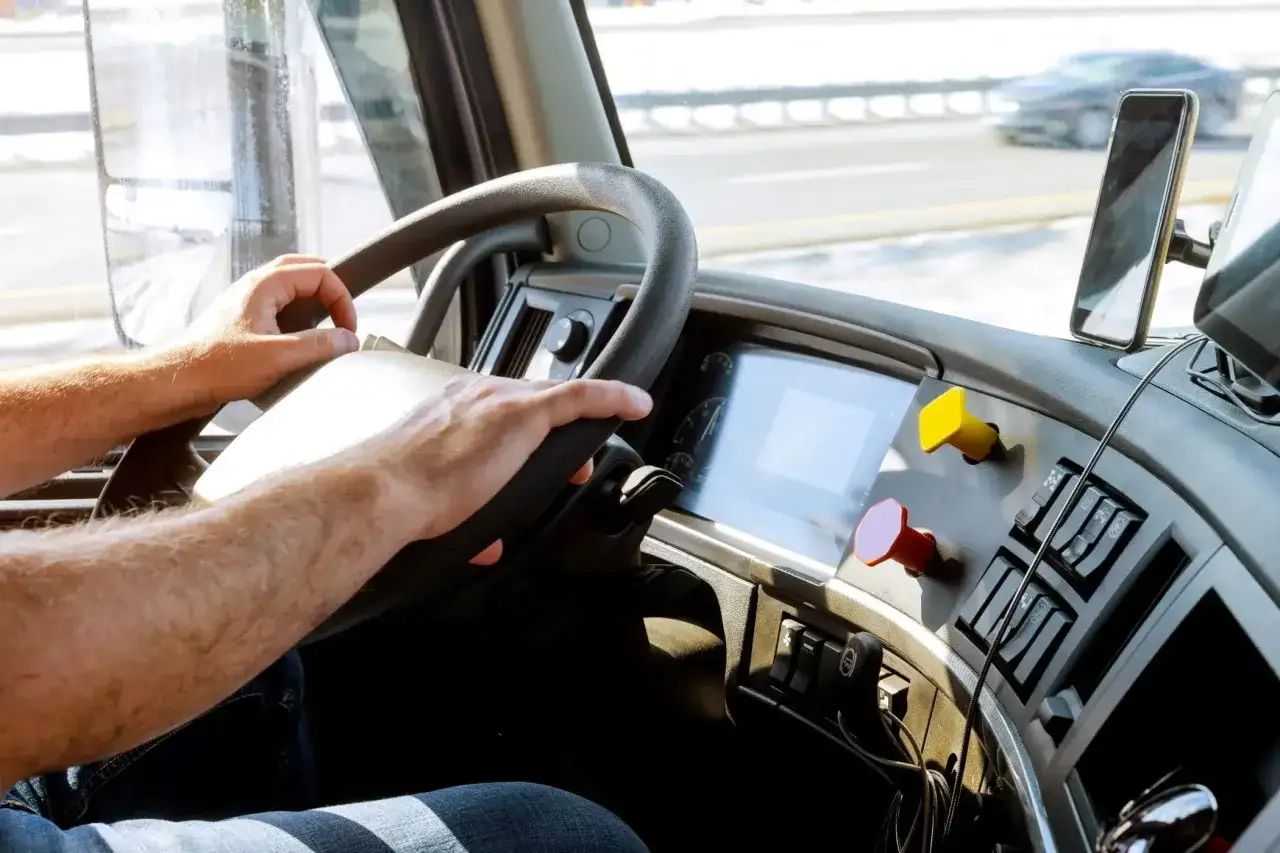 kierowca autokaru za kierownicą, tachograf