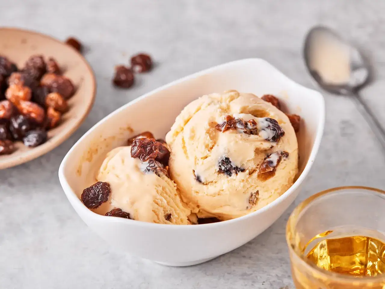 Cremiges Malaga Eis mit Rosinen, ein köstliches Rezept für heiße Tage. Dazu ein Glas Likör.
