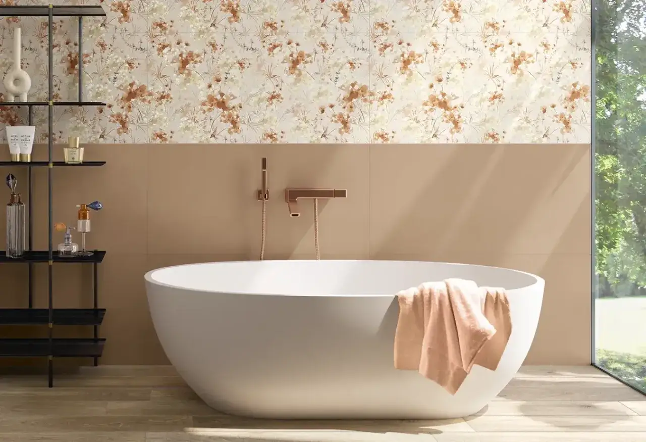 Bagno moderno con vasca freestanding e **colorate piastrelle bagno** a motivo floreale.