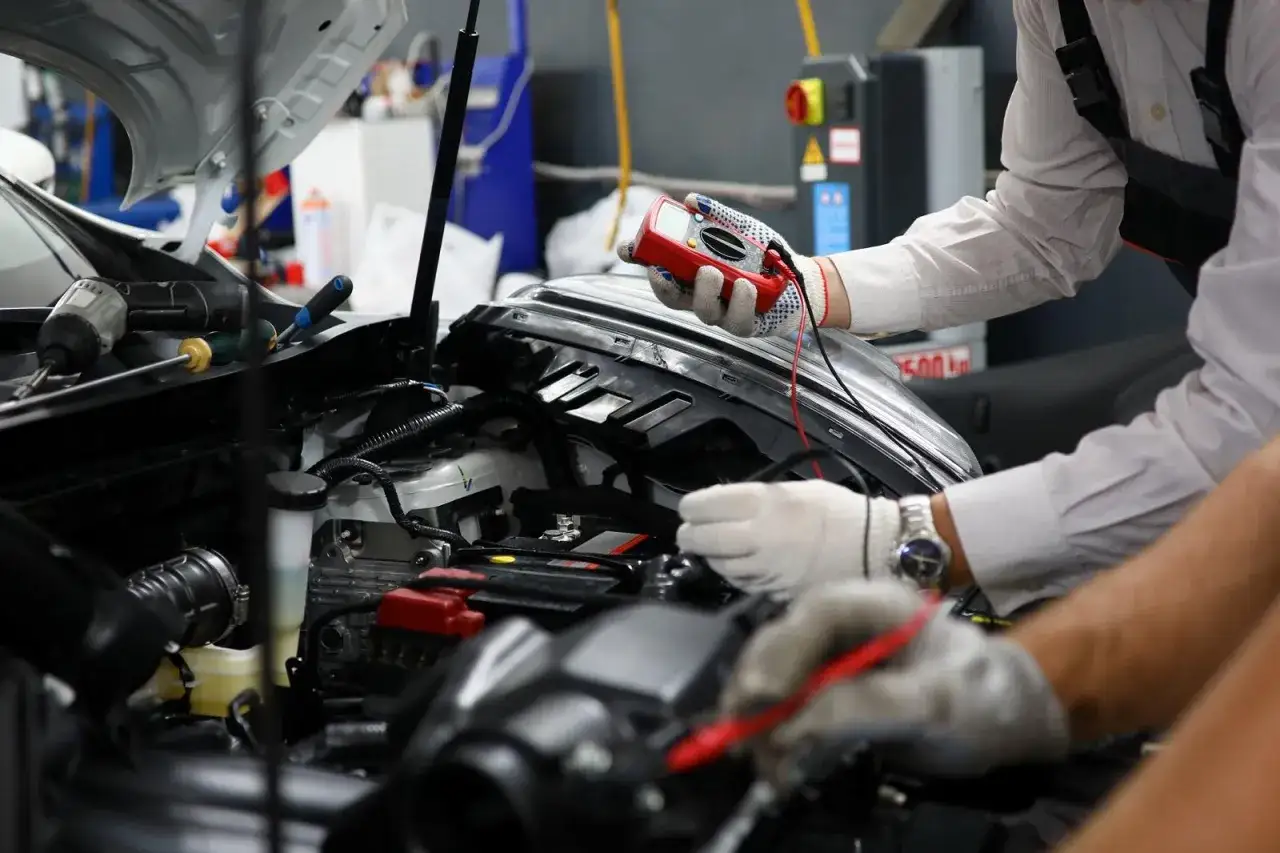 Mechanik wykonujący diagnostykę silnika przed chiptuningiem