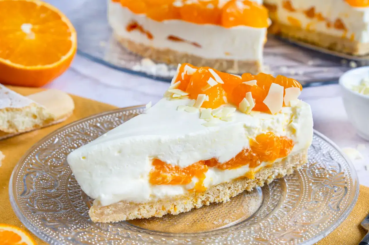 Ein Stück cremige Ostertorte mit Mandarinen und weißer Schokolade. Perfekt für eine ostertorte schnell und einfach.