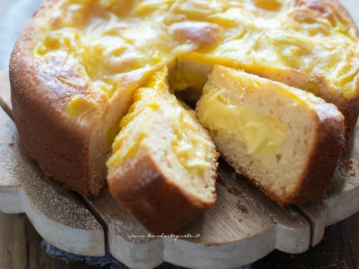 Torta quark soffice e golosa, con un ripieno cremoso e invitante. Perfetta per la colazione o la merenda.