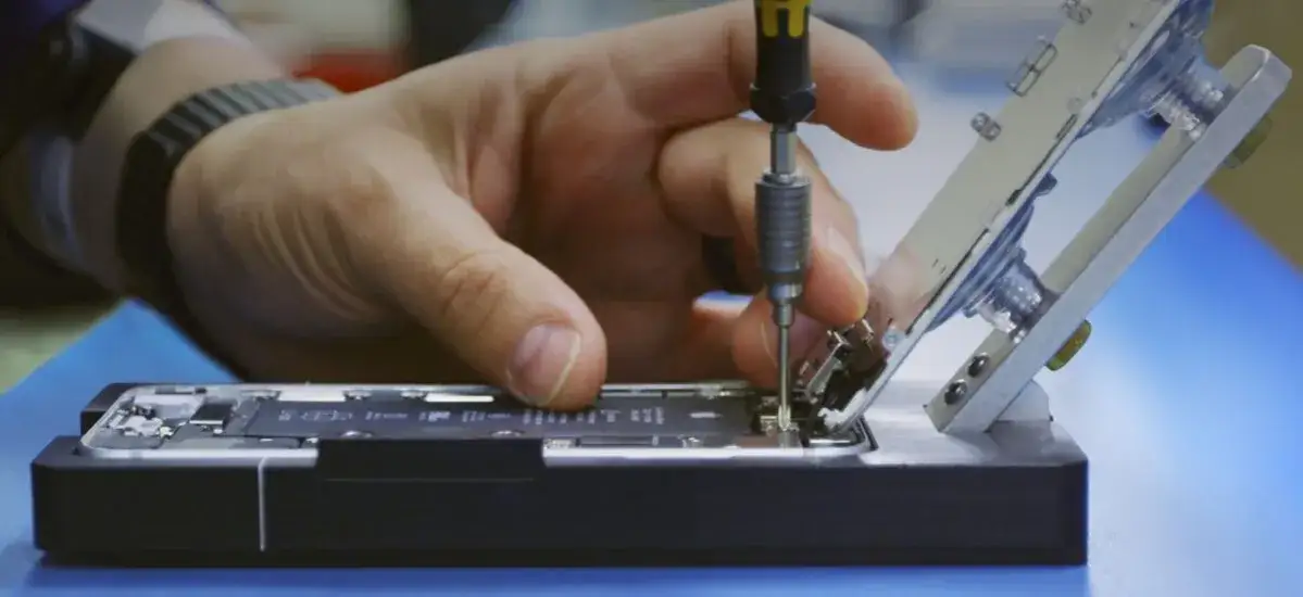 Porównanie serwisu autoryzowanego Apple i niezależnego serwisu GSM
