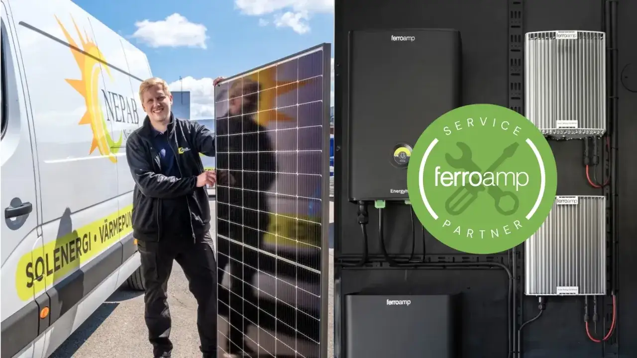 En man med solpanel bredvid en bil med texten 