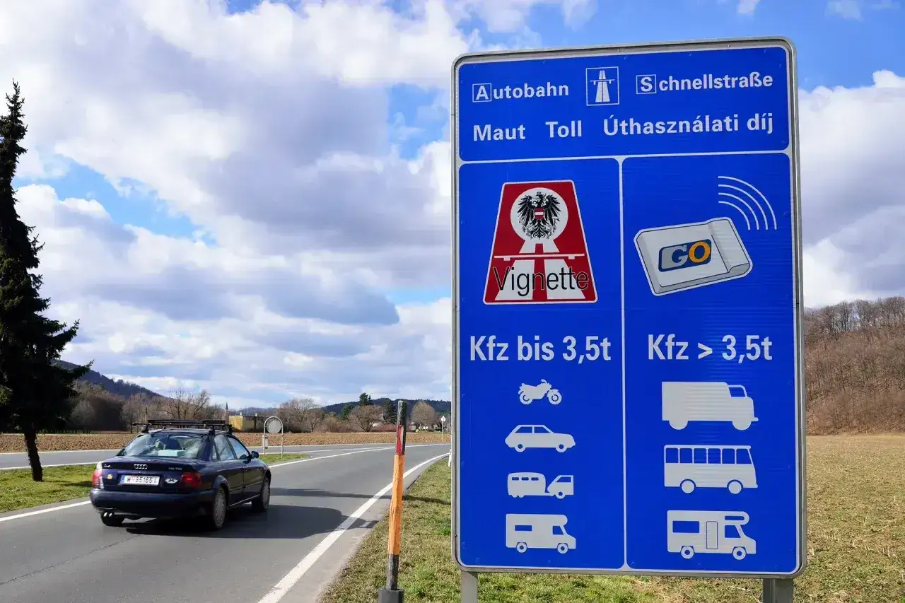 Znak drogowy w Austrii informuje o opłatach za autostrady i drogi szybkiego ruchu. Winieta to forma płatności, a jej cena zależy od typu pojazdu.
