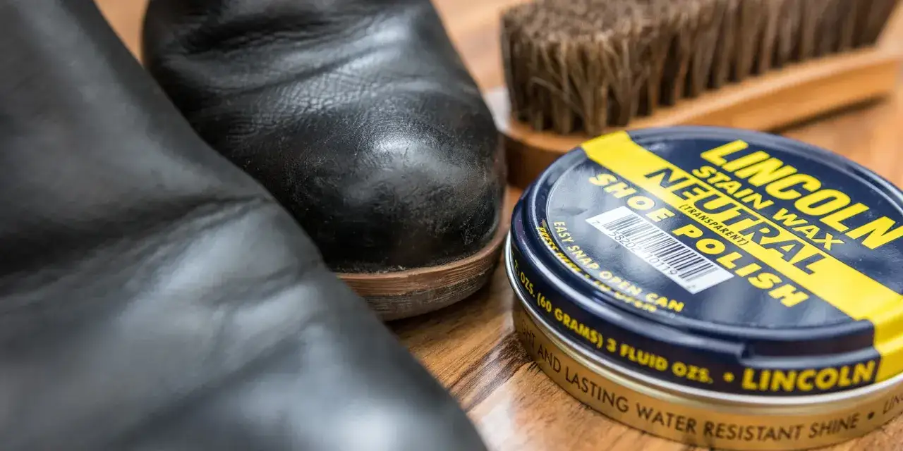 Pour imperm&eacute;abiliser chaussures avant ou apr&egrave;s cirage, voici une bo&icirc;te de cirage Lincoln Neutral et une brosse.