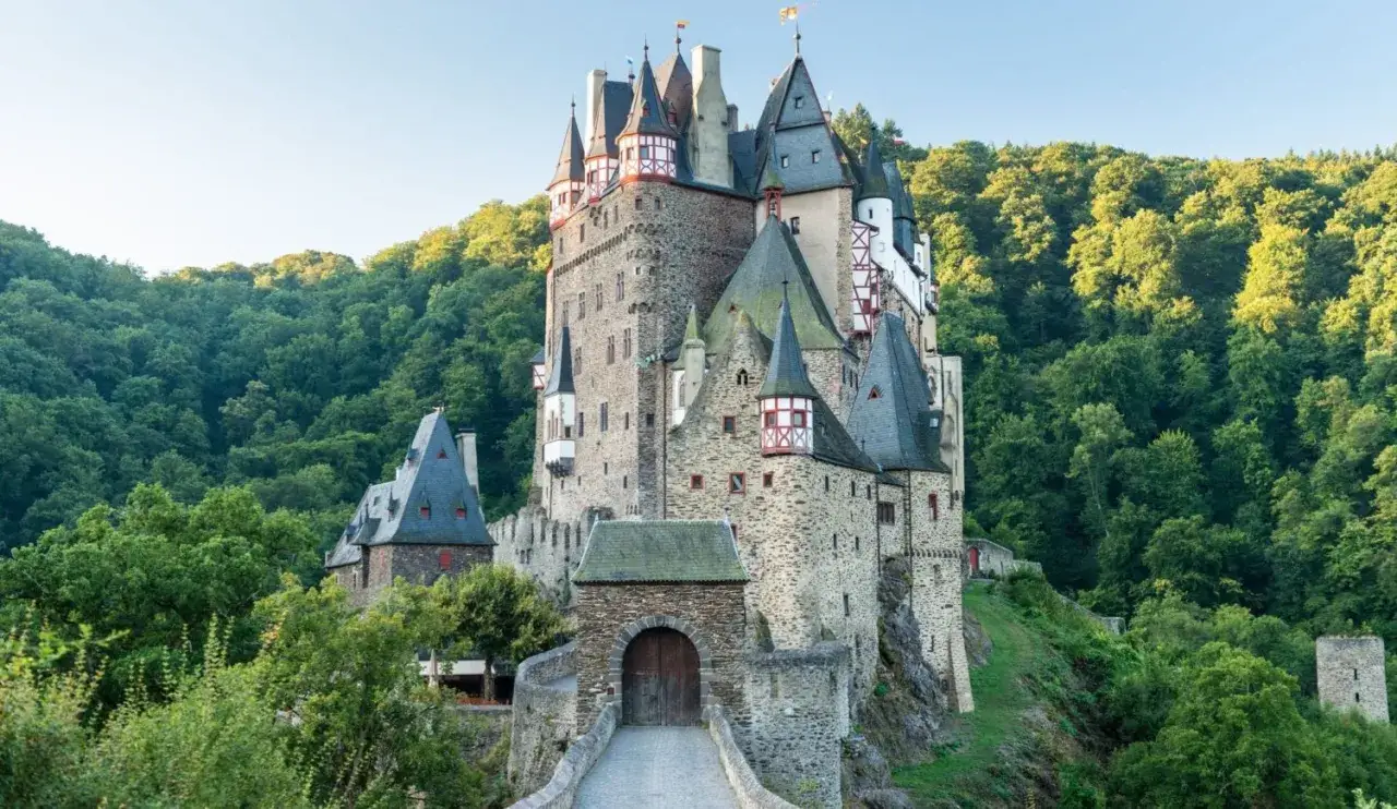 Burg Eltz, ein Märchenschloss und eines der schönsten Ausflugsziele Rheinland-Pfalz, thront majestätisch inmitten grüner Wälder.