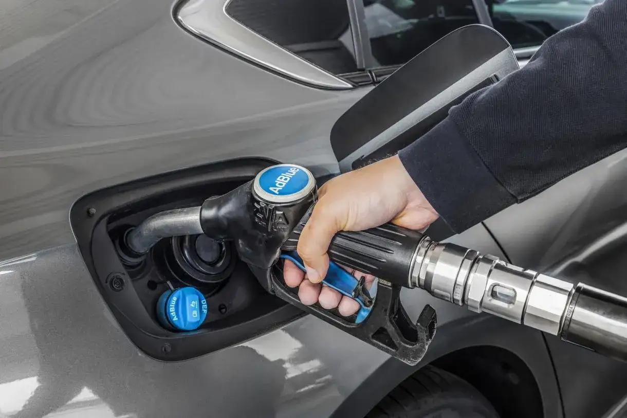 Fyller på AdBlue i bilen. Hur mycket AdBlue ska man fylla på? Följ instruktionerna i bilens manual för rätt mängd.