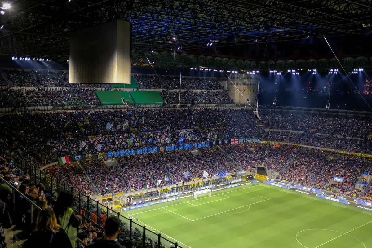 Stadion wypełniony kibicami podczas meczu Inter Mediolan – Atalanta. Na trybunach transparent