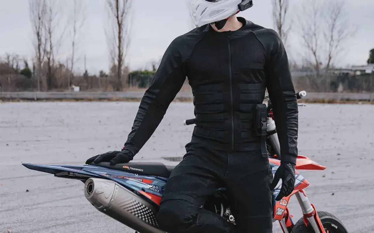 Motociclista con equipo de protección, comparando la resistencia del dyneema vs kevlar.