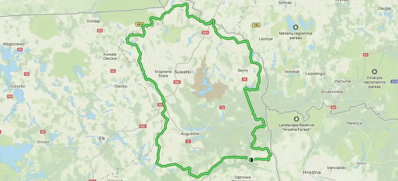 Trasa rowerowa szlak 11 okrąża malownicze jeziora i lasy Suwalszczyzny, prowadząc przez Augustów, Sejny i okolice Litwy.