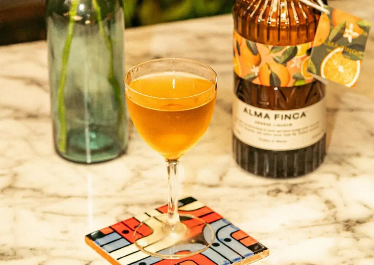 Orzeźwiający drink z pomarańczową nutą, idealny do koktajli. Czy to właśnie triple sec co to?