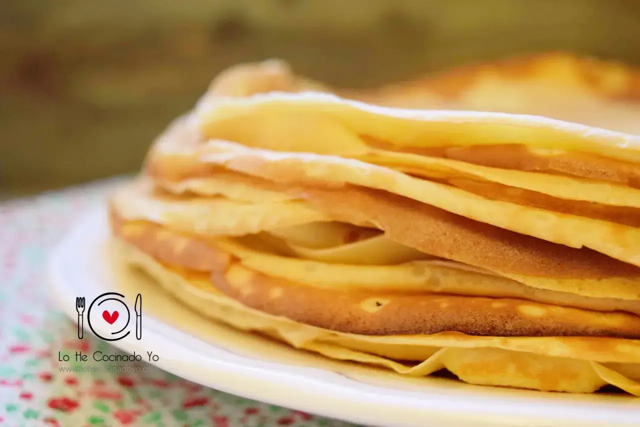 Una pila de crepes dorados, perfectos para tu pr&oacute;xima receta crepes.