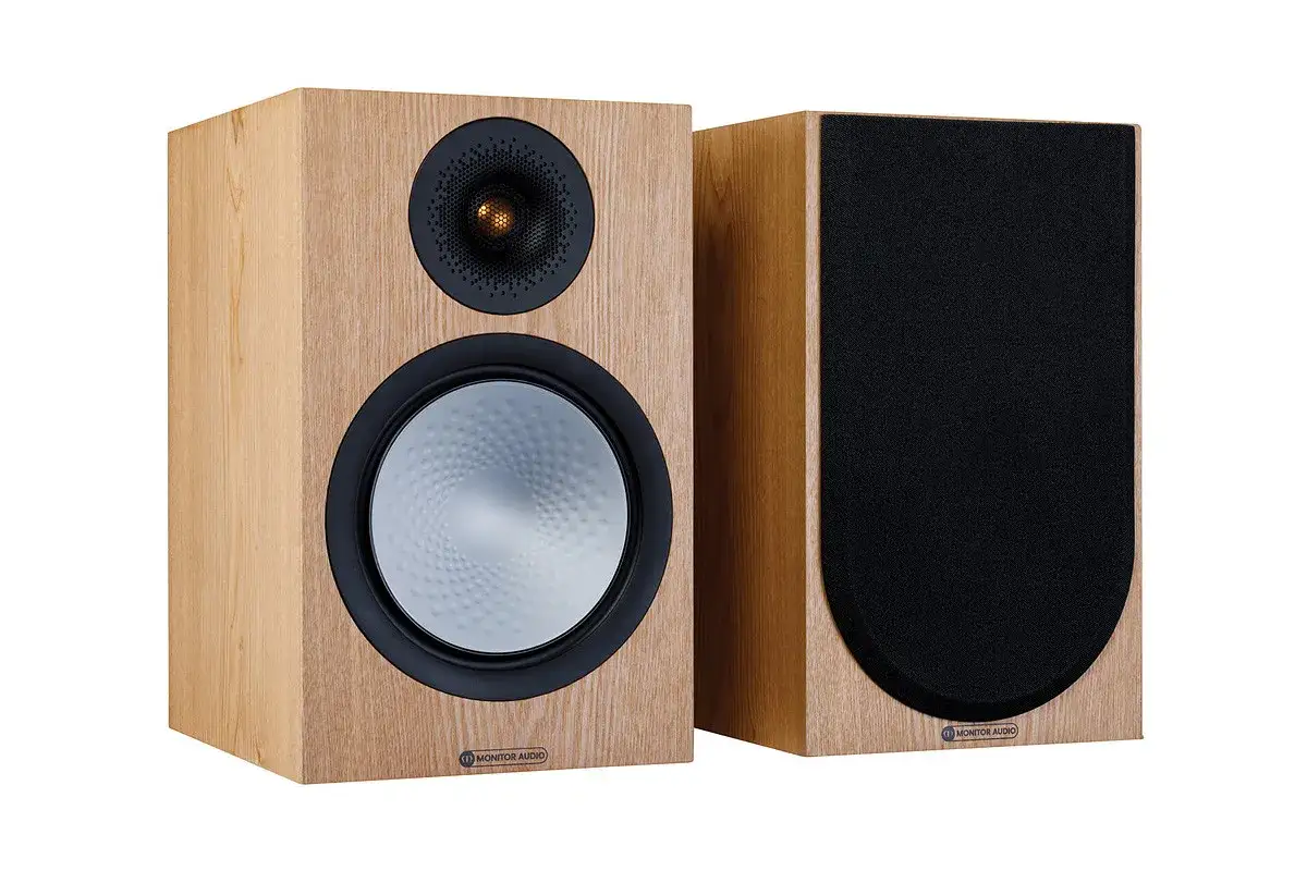 Dwa głośniki Monitor Audio Silver 100 7G w drewnianej okleinie, gotowe do testu dźwięku.
