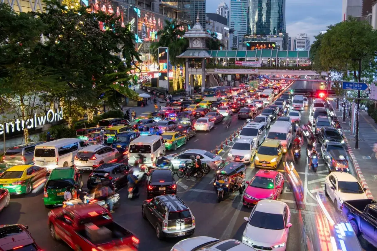 Korki w Bangkoku, gdzie **bangkok liczba ludności** wpływa na natężenie ruchu. Tłok samochod&oacute;w, tuk-tuk&oacute;w i motocykli na ulicach.