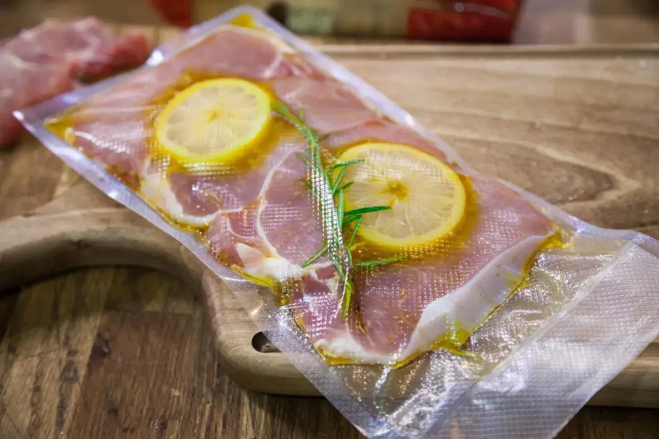 Schab sous vide z cytryną i rozmarynem w próżniowym opakowaniu, gotowy do gotowania.