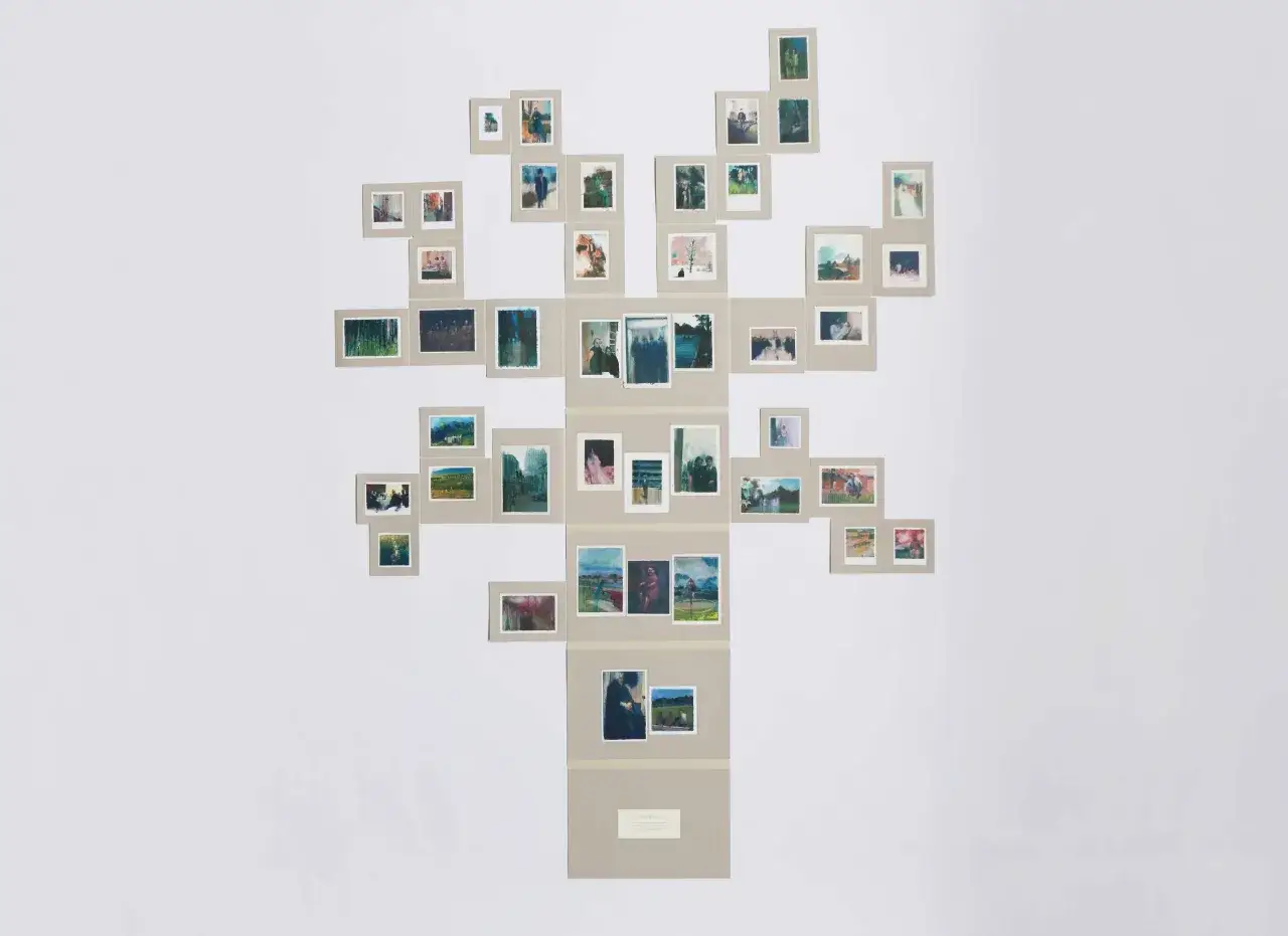 Un arbre g&eacute;n&eacute;alogique famille recompos&eacute;e, compos&eacute; de petites peintures et de photos, raconte une histoire visuelle de liens et de souvenirs.