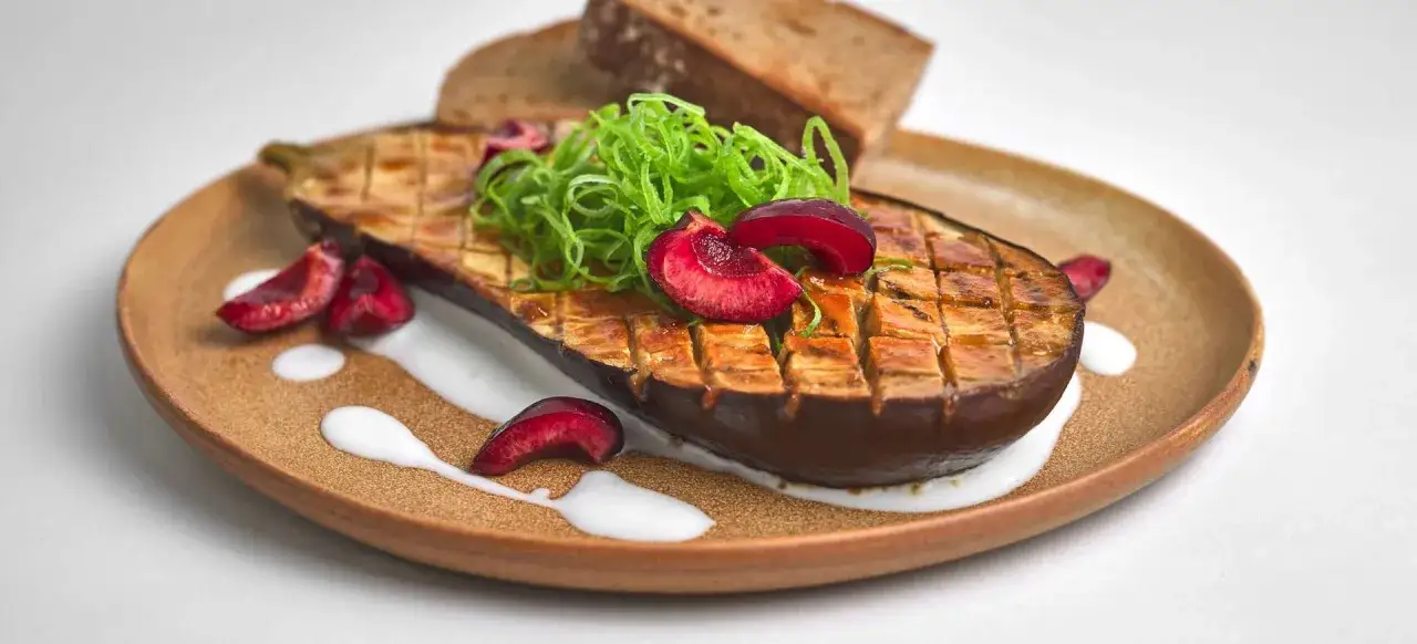 vegetarisches Hauptgericht mit Kirschen