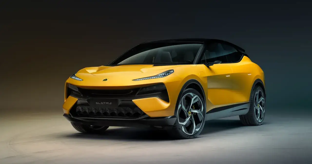 Żółty Lotus Eletre, elektryczny SUV o futurystycznym designie, prezentuje się dynamicznie na tle gradientowego tła.