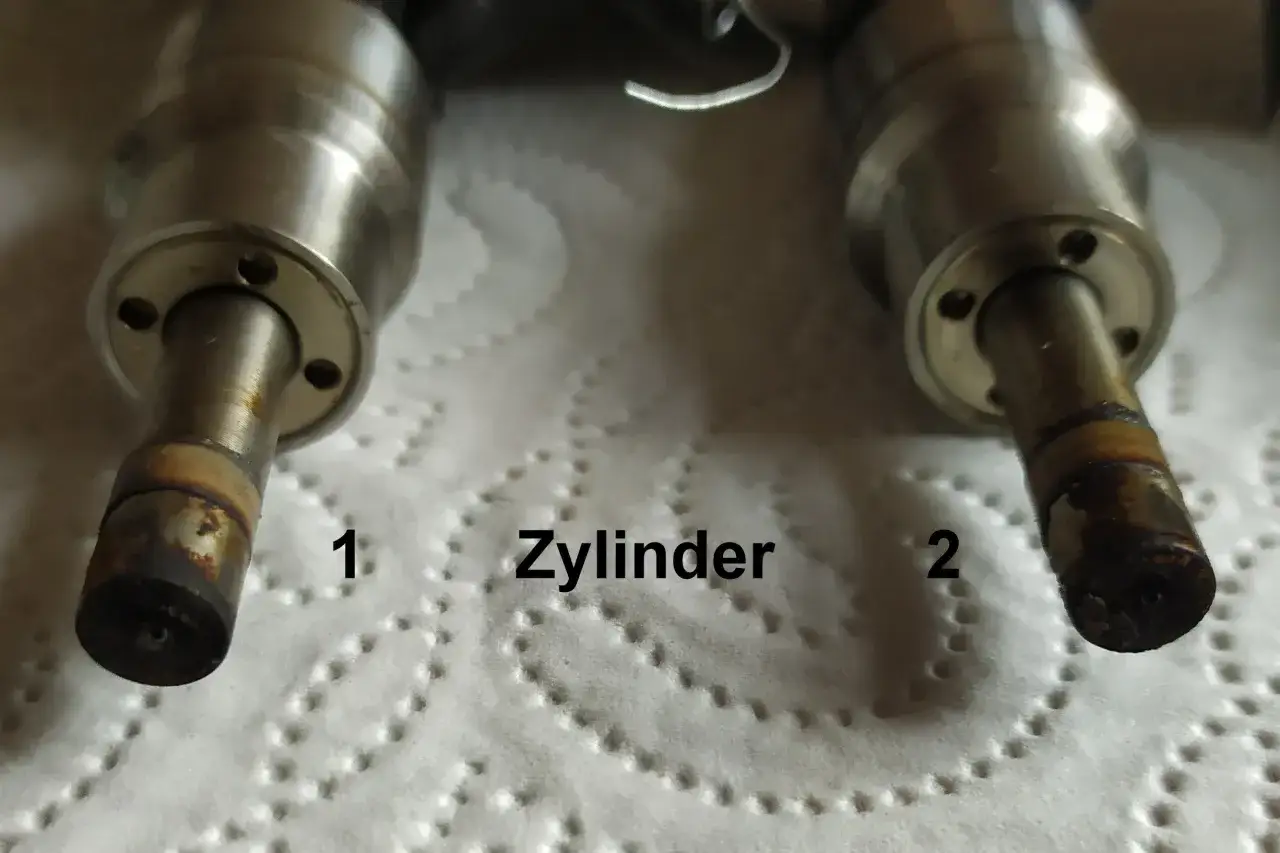 Zwei Einspritzdüsen, eine für Zylinder 1 und eine für Zylinder 2, zeigen Anzeichen von Problemen, die zu DTC P0301 bei einem Volkswagen führen könnten.