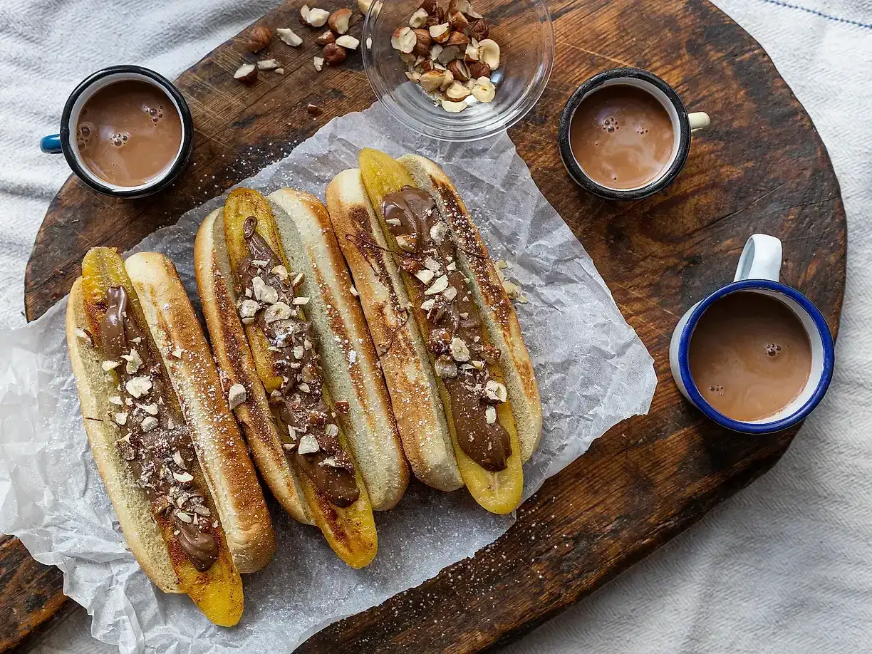 Söta nutella mackor med banan och hackade nötter, serverade med varm choklad. En härlig frukost eller fika!