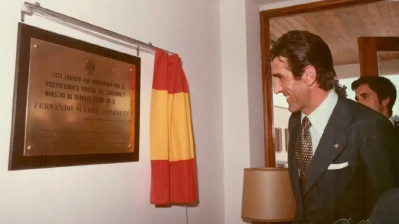 Placa conmemorativa inaugurada por Fernando Suárez González, Ministro de Trabajo, junto a él, un hombre sonríe.