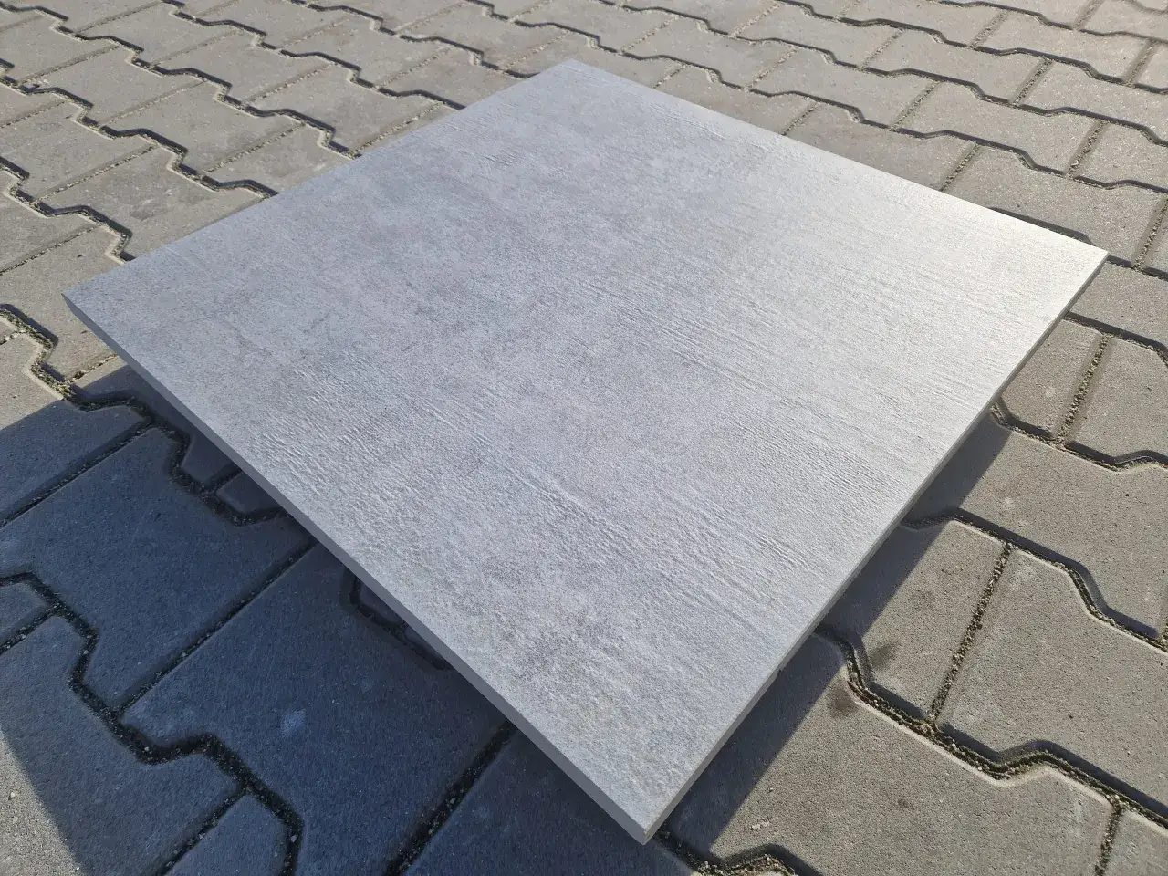 Szara płytka o betonowym wykończeniu, idealna na balkon. Zastanawiasz się, jakie płytki na balkon wybrać? Ta może być strzałem w dziesiątkę!