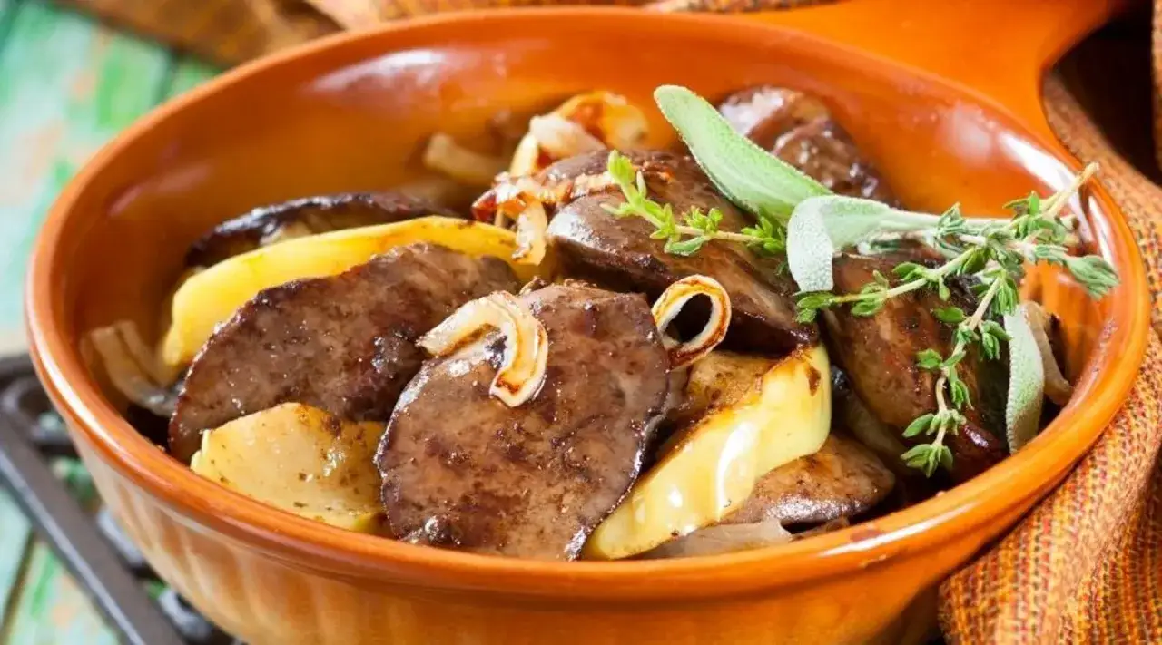 pieczona wątróbka z cebulą i jabłkami w naczyniu żaroodpornym