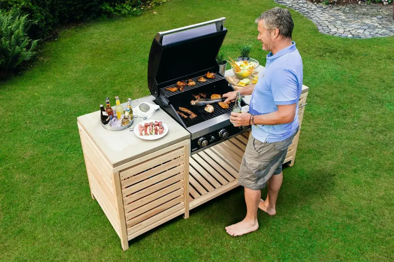 Man grillar på ett snyggt grillbord i trä. Perfekt för dig som vill bygga grillbord och njuta av sommaren.
