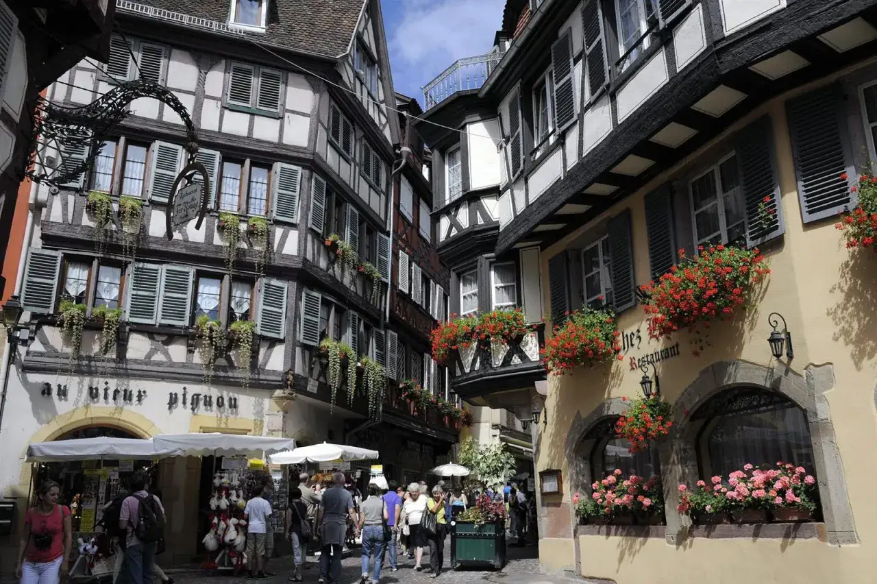 Visiter Colmar en 1 jour : ruelles pittoresques, maisons &agrave; colombages fleuries et ambiance alsacienne.