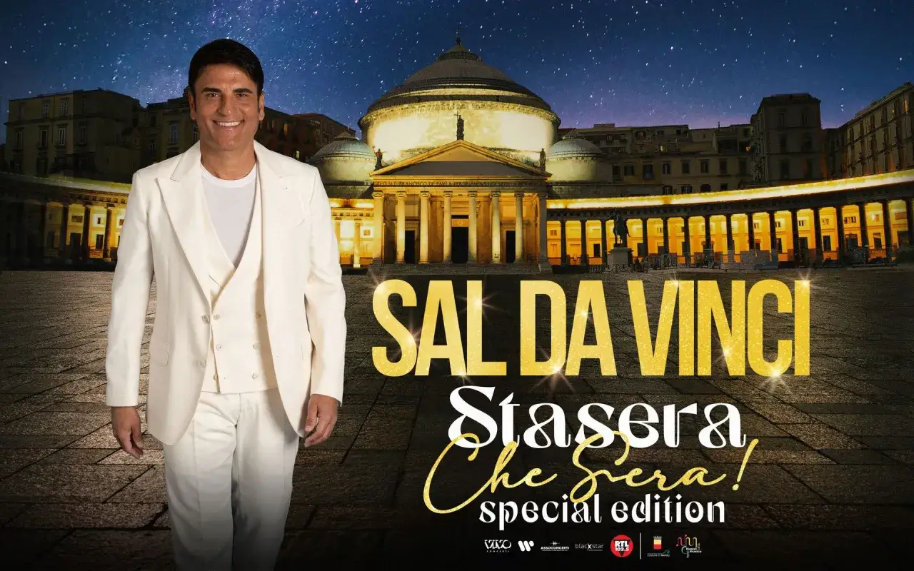 Sal Da Vinci, un artista che incanta, celebra la sua musica napoletana in una notte stellata a Napoli.