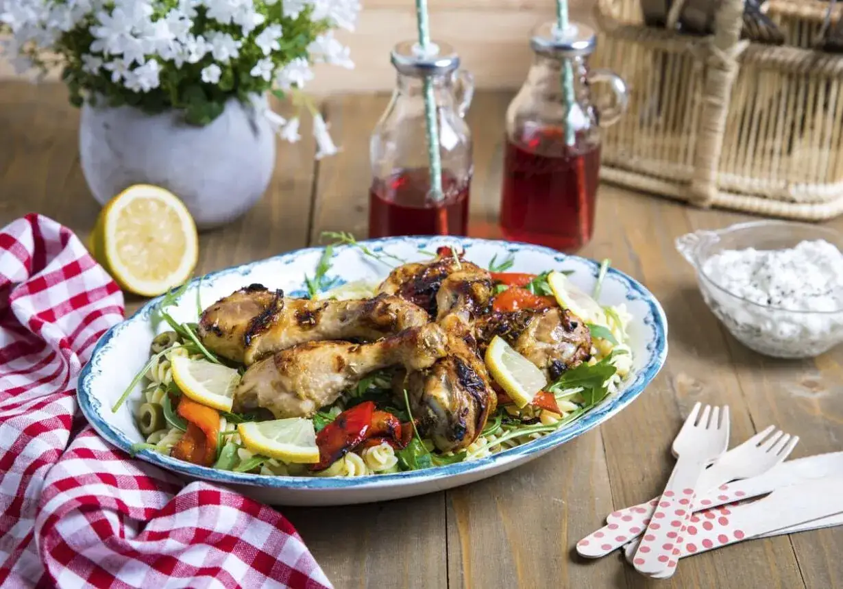 En läcker pastasallad till grillat med saftiga kycklingklubbor, citron och paprika. Perfekt sommarbuffé!