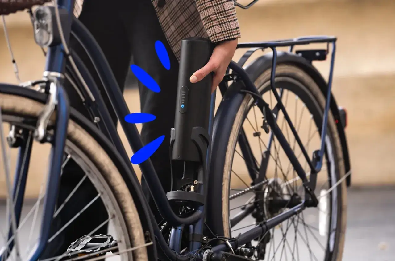 Une main retire la batterie d'un v&eacute;lo &eacute;lectrique. Faut-il enlever la batterie sur un v&eacute;lo &eacute;lectrique pour le recharger ou le stocker ?