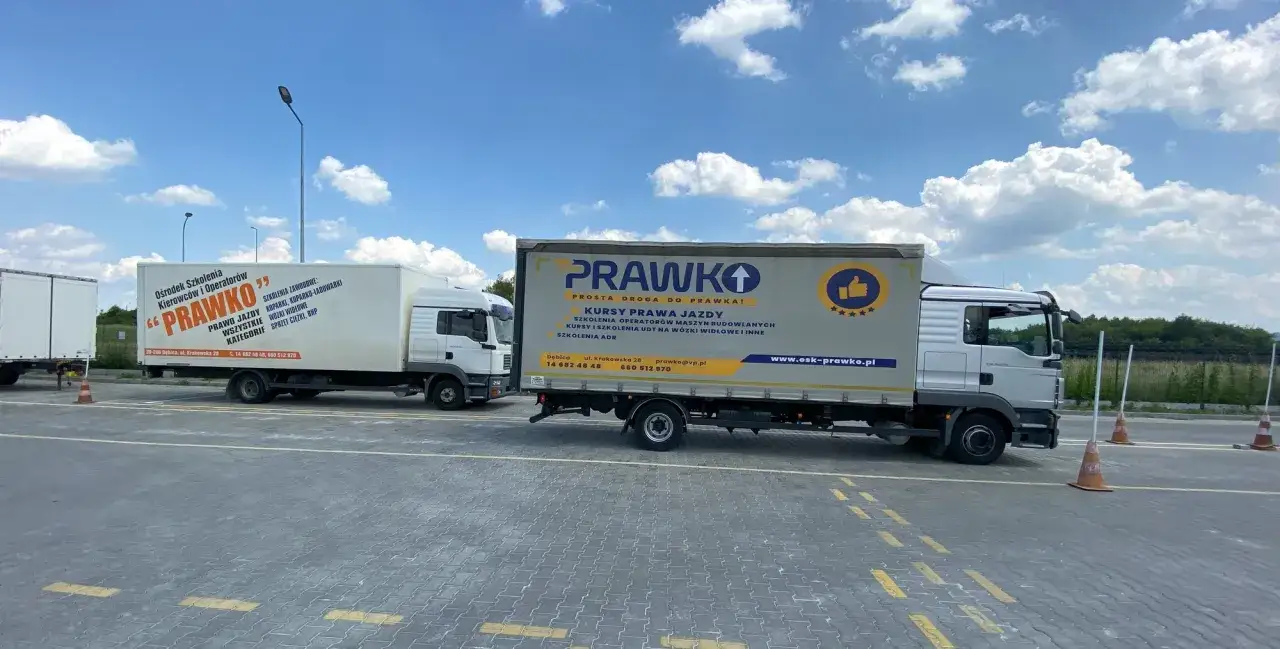 Ciężarówki szkoleniowe z napisem