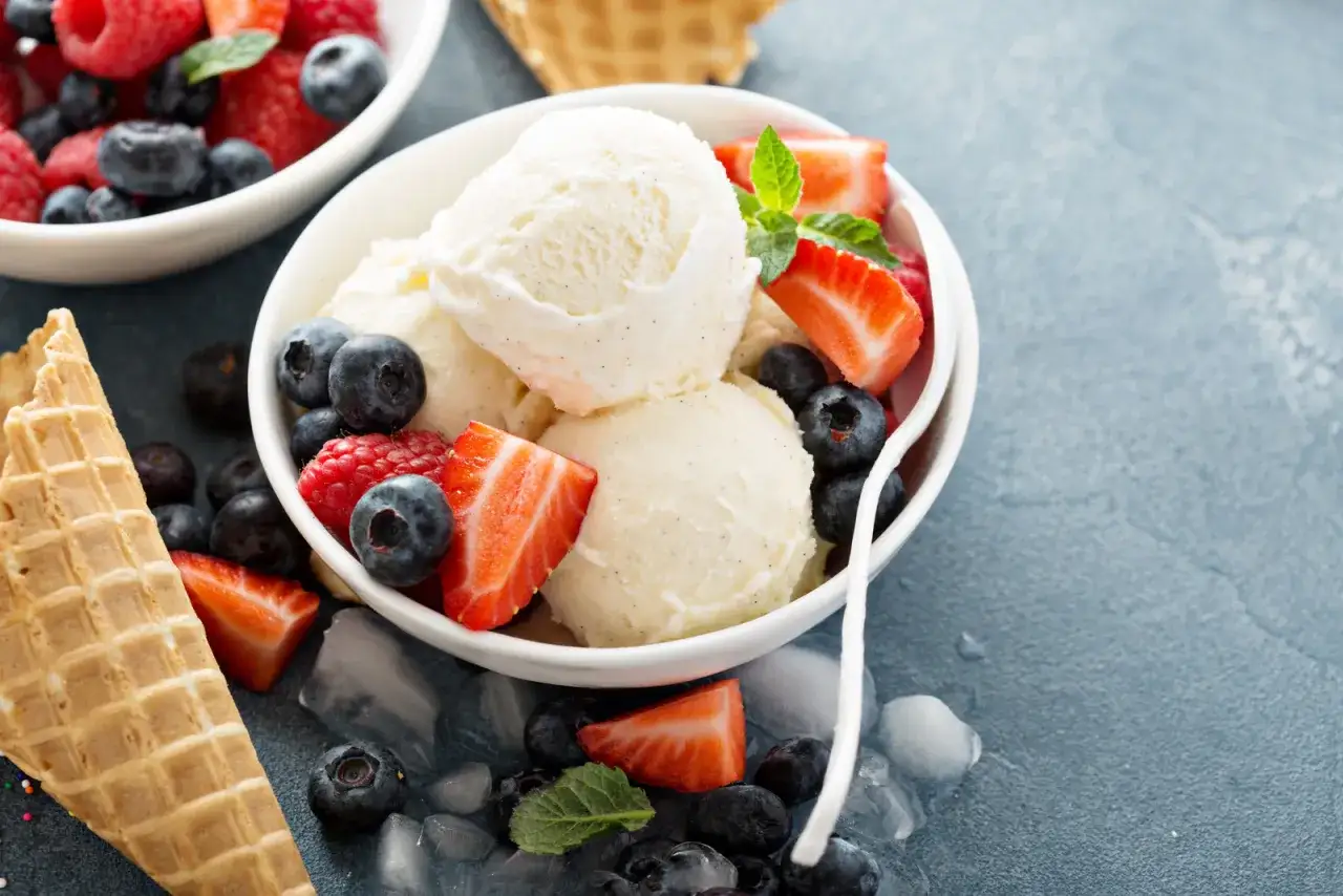 Pyszne lody bez mleka z malinami, borówkami i truskawkami. Idealne na letnie orzeźwienie.