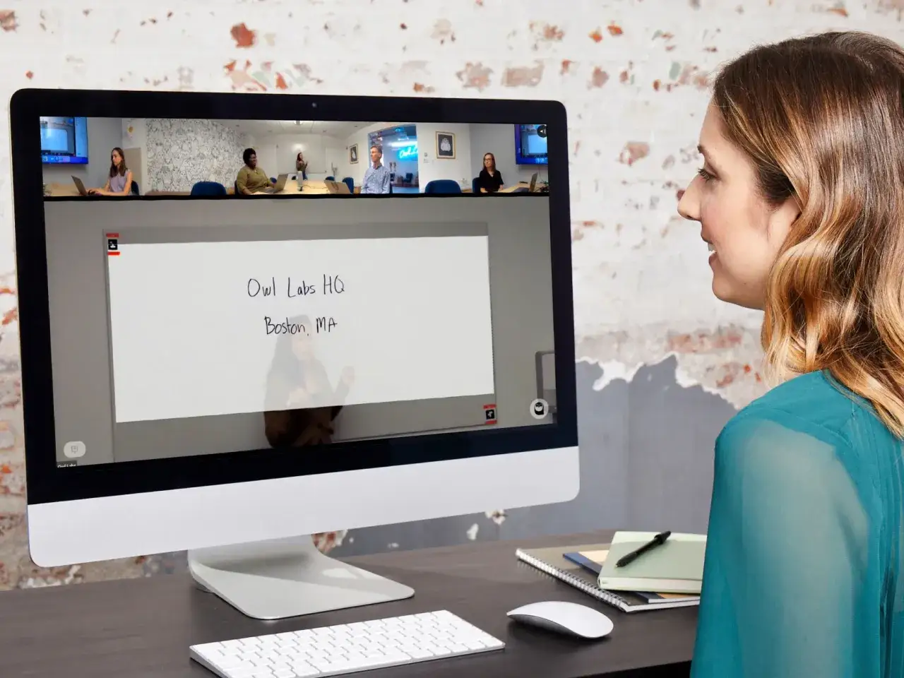 Vrouw neemt deel aan een virtuele vergadering. Op het scherm staat