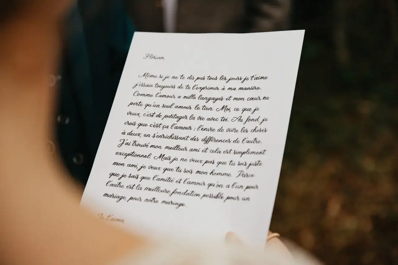 Texte officiant cérémonie laïque humour : une lettre d'amour manuscrite, pleine de tendresse et d'humour, pour un mariage.