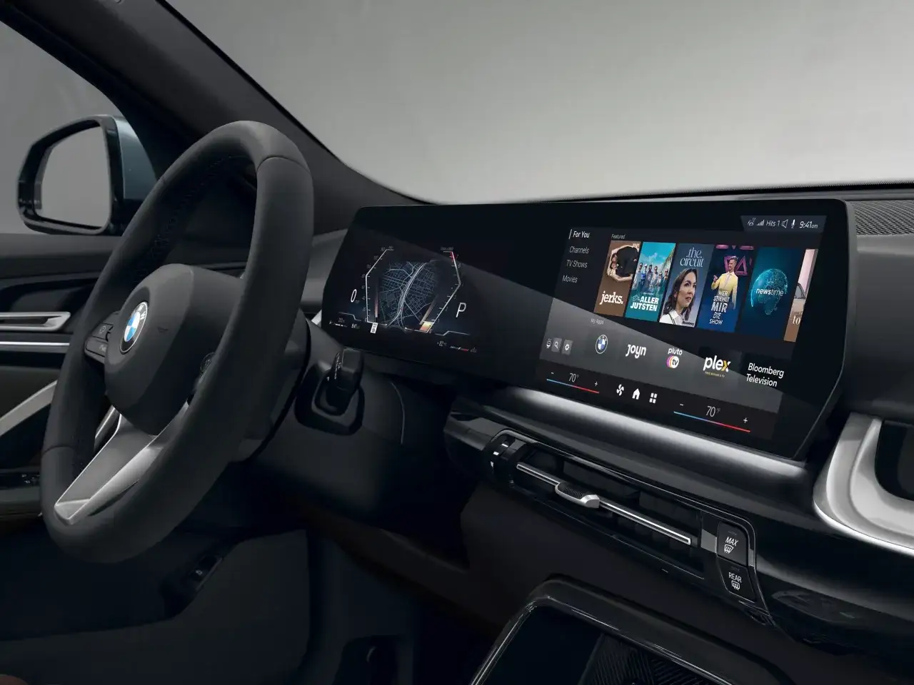 Wnętrze BMW X2 2025 z dużym ekranem dotykowym prezentującym mapę i aplikacje rozrywkowe.