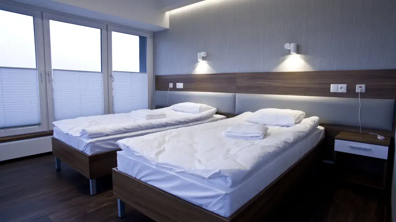 Pok&oacute;j w sanatorium z dwoma ł&oacute;żkami, idealny dla pary lub przyjaci&oacute;ł. Zastanawiasz się, jaki wybrać pok&oacute;j w sanatorium? Ten z widokiem na okno i wygodnymi ł&oacute;żkami to dobry wyb&oacute;r.