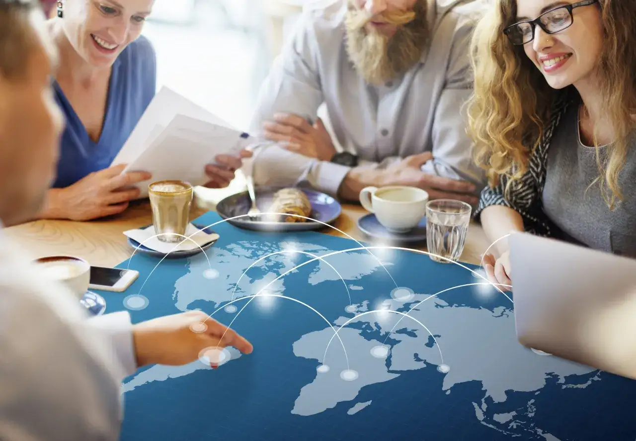 Zespół dyskutuje o najbardziej poszukiwanych zawodach w Polsce, analizując globalne trendy na mapie świata.