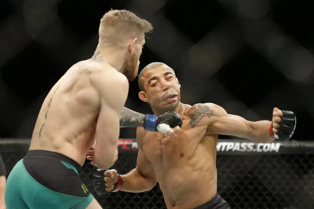 Jose Aldo tar emot en sm&auml;ll i ansiktet under en match. Hans rekord kan ha p&aring;verkats av detta &ouml;gonblick.