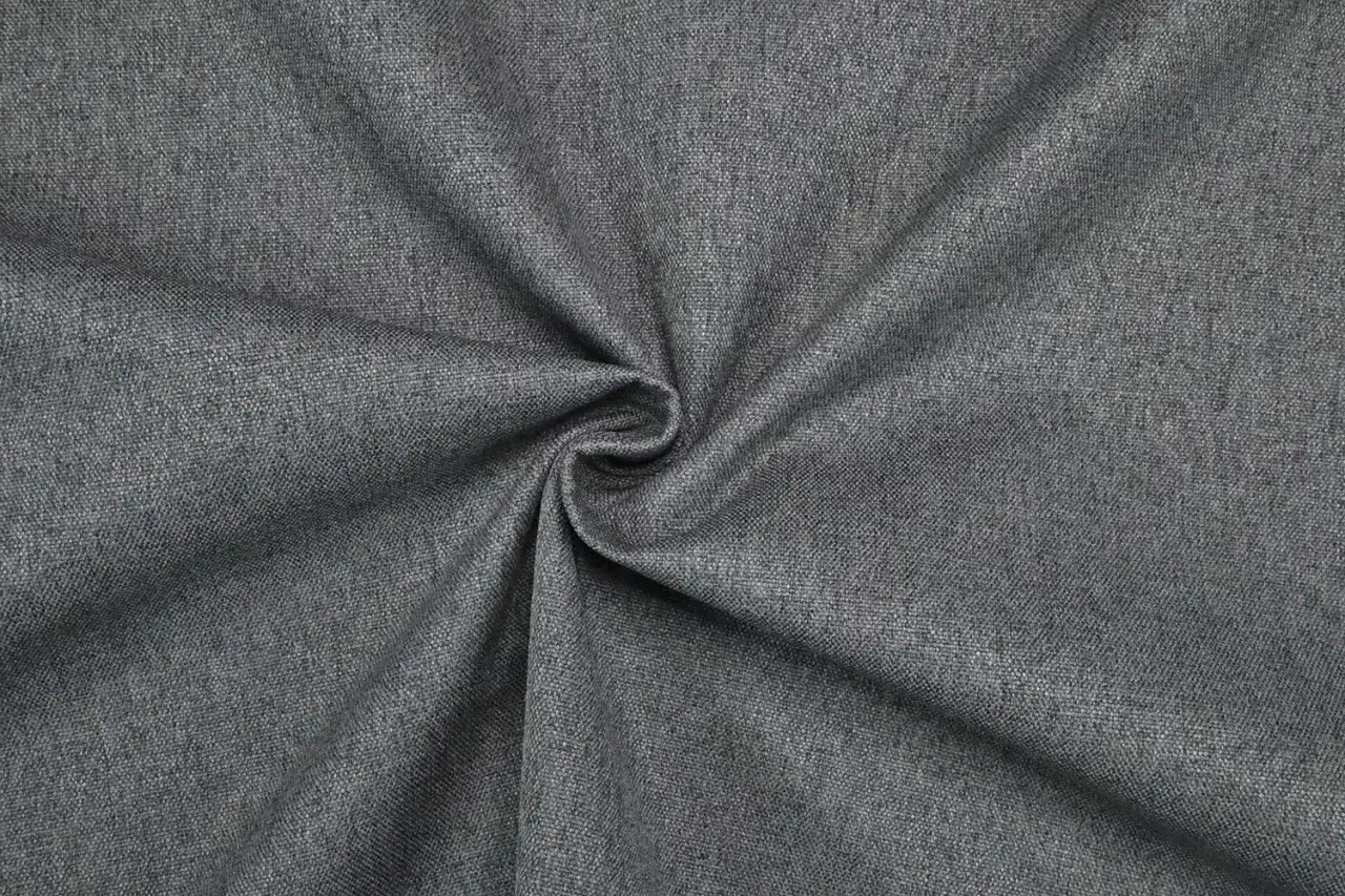 Grauer Stoff mit feiner Webstruktur, der die Frage beantwortet: ist Polyester warm? Ja, dieses Material h&auml;lt dich warm.