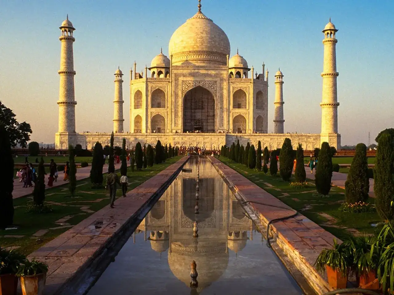 El Taj Mahal, un mausoleo de mármol blanco, se refleja en el estanque. Es una maravilla arquitectónica que representa el amor eterno.