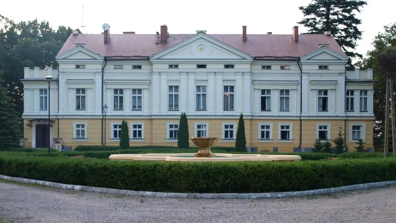 Pałac w Sasinie, z fontanną i zadbanym ogrodem, zaprasza do podziwiania swojej zabytkowej architektury.